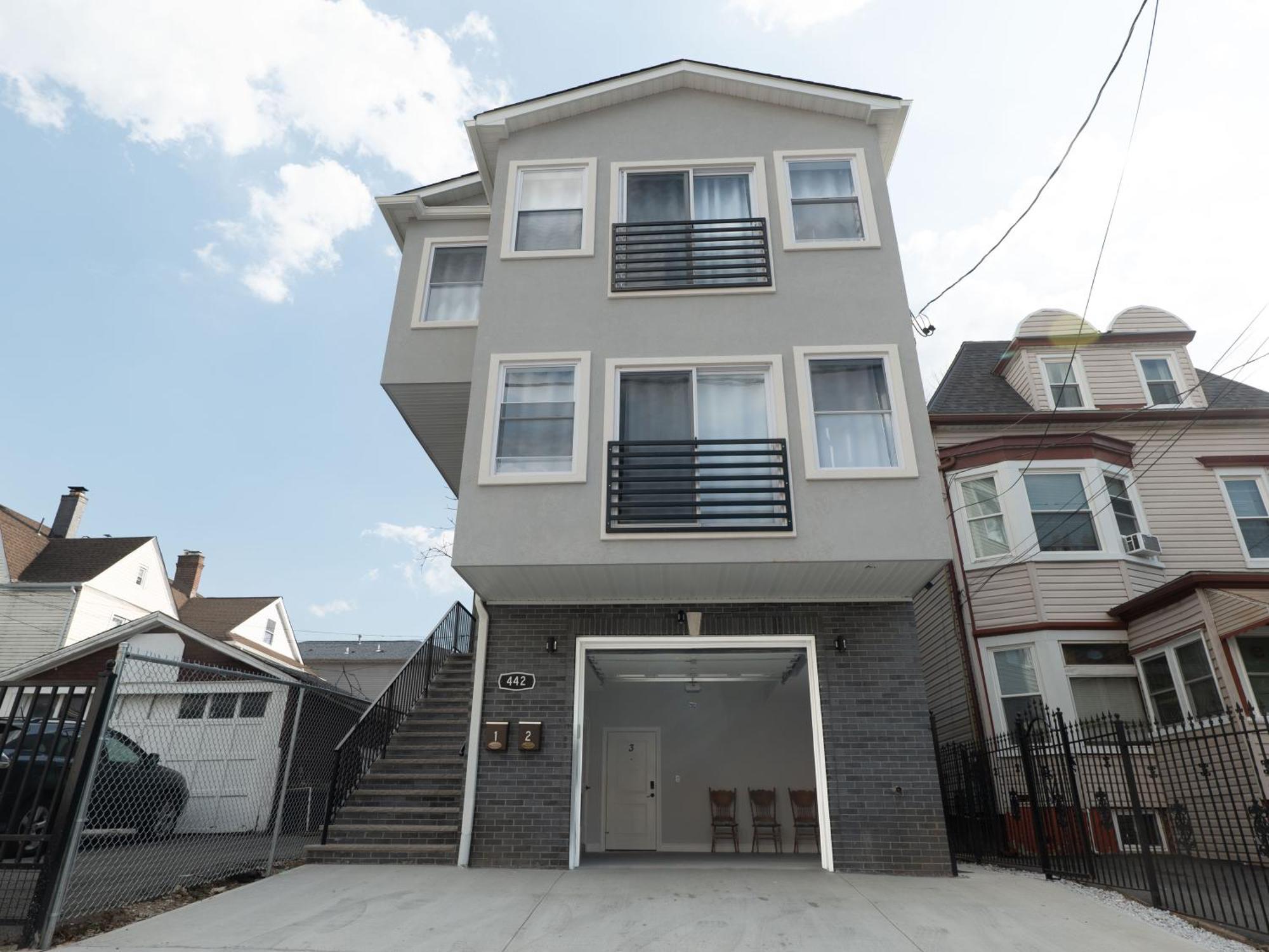 4 New Apts - 3 Bed 1st Floor & 3 Bed 2nd Floor - 1 Bed Ground Floor & 1 Bed Ground Floor Near Penn Station Ewr Airport Beth Israel Hospital Nyc * East Orange
